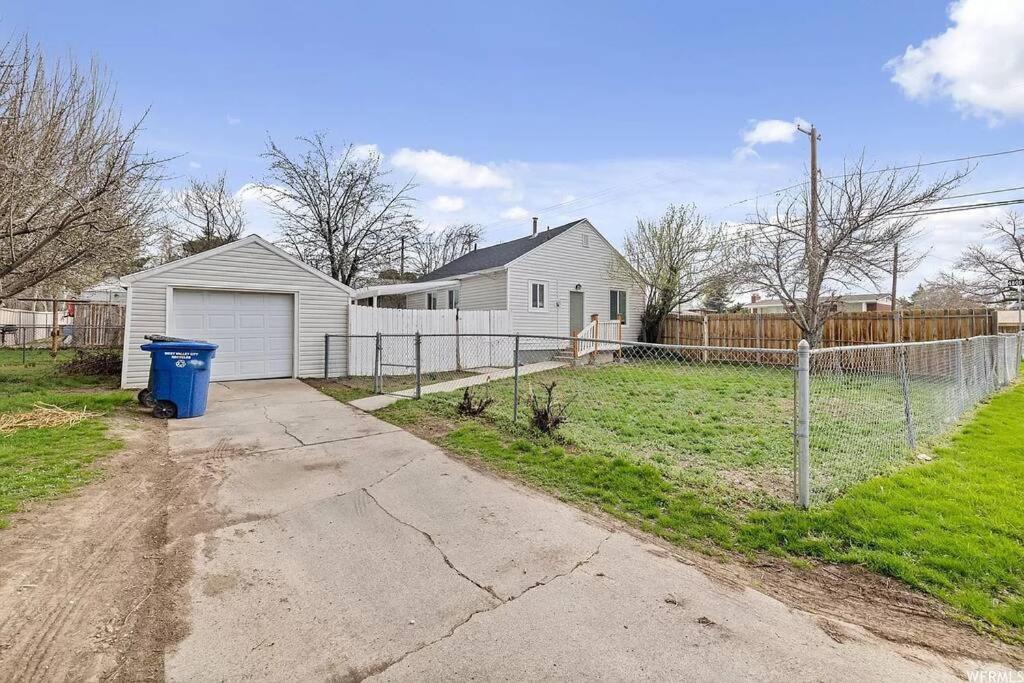 ווסט ואלי סיטי Cute Entire Small House With Large Yard! Pets Welcome! מראה חיצוני תמונה