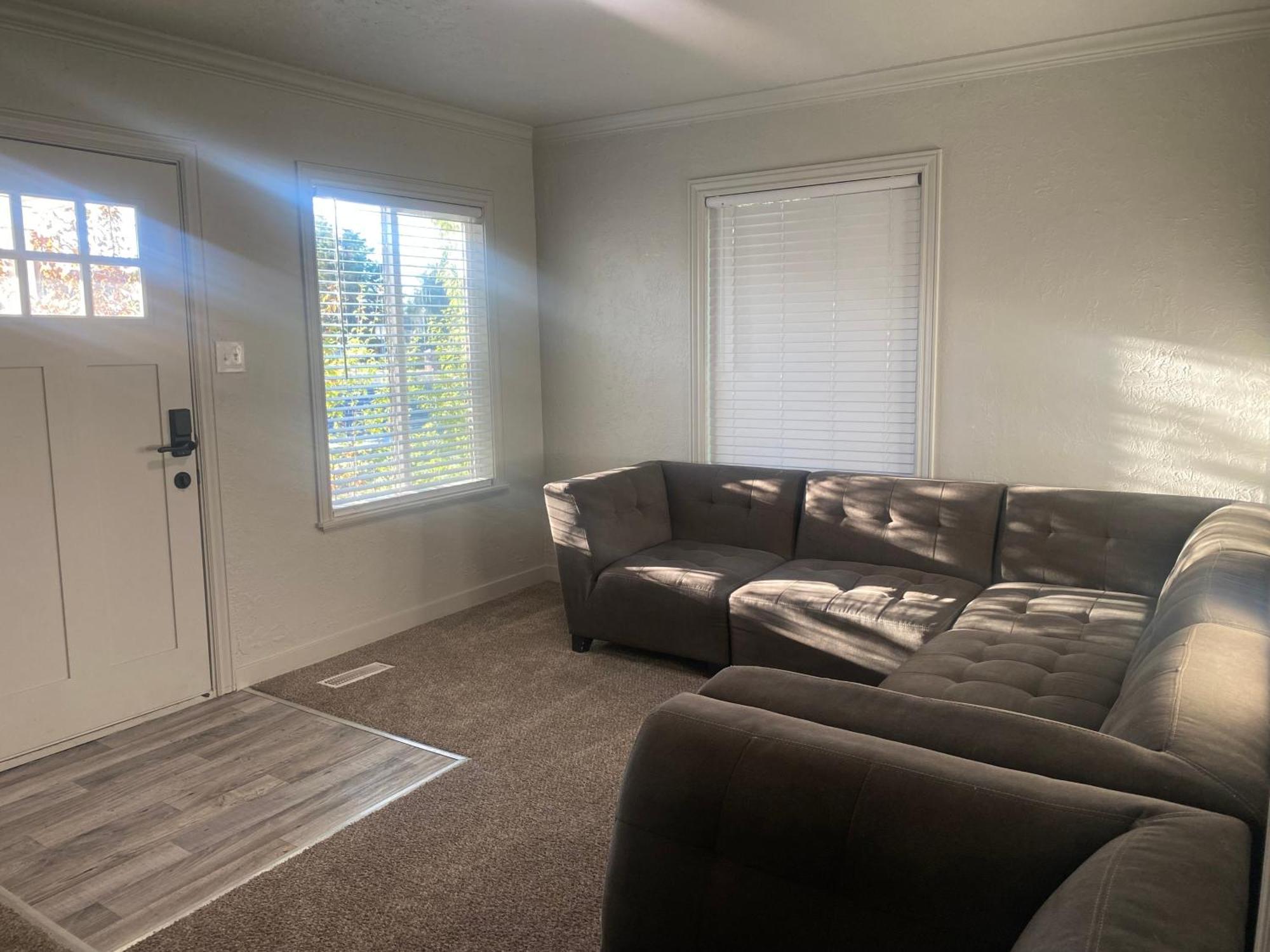 ווסט ואלי סיטי Cute Entire Small House With Large Yard! Pets Welcome! מראה חיצוני תמונה